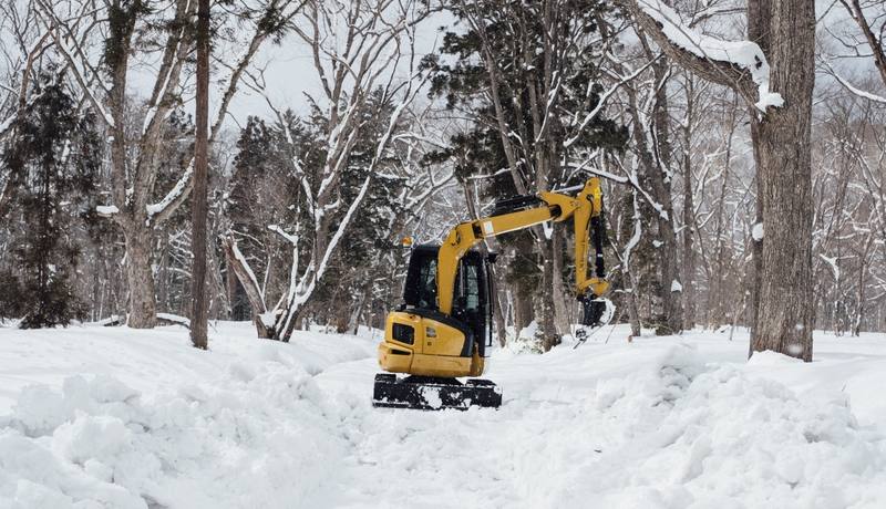 backhoe-snow-togakushi-shrine-japan