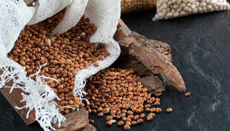 bunch-red-beans-dark-with-burlap