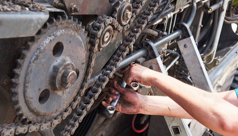 combine-machine-service-mechanic-repairing-motor-outdoors (1)