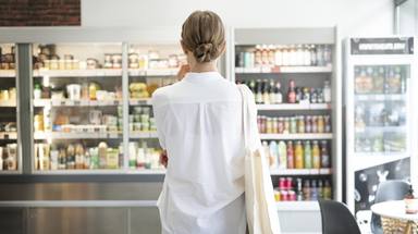 medium-shot-woman-market