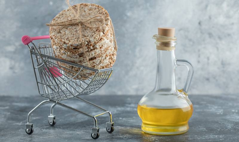 stack-delicious-crispbread-small-shopping-cart-with-olive-oil
