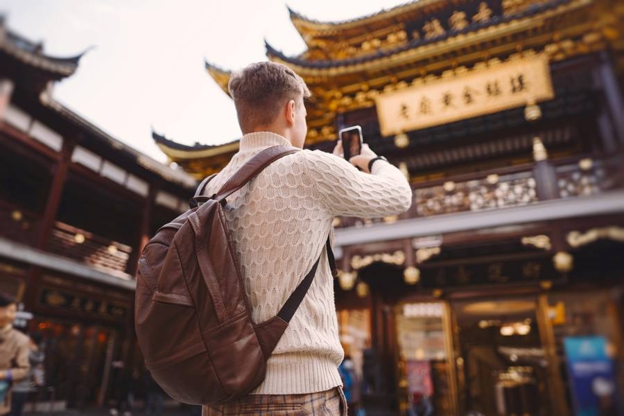 wp-012c5c4bf60cb8a1-male-tourist-taking-photos-pagoda-yuyuan-market-shanghai