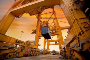wp-02c759c3ea8e0948-container-operation-port-series