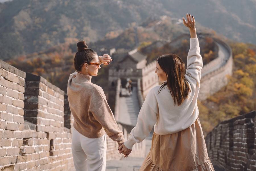 wp-096a49460c74f788-two-female-friends-walking-along-great-wall-china-near-beijing-entarnce