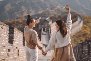 wp-096a49460c74f788-two-female-friends-walking-along-great-wall-china-near-beijing-entarnce