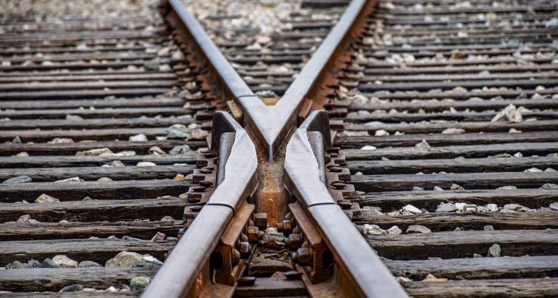 wp-0a6765af3880c790-two-crossing-train-tracks
