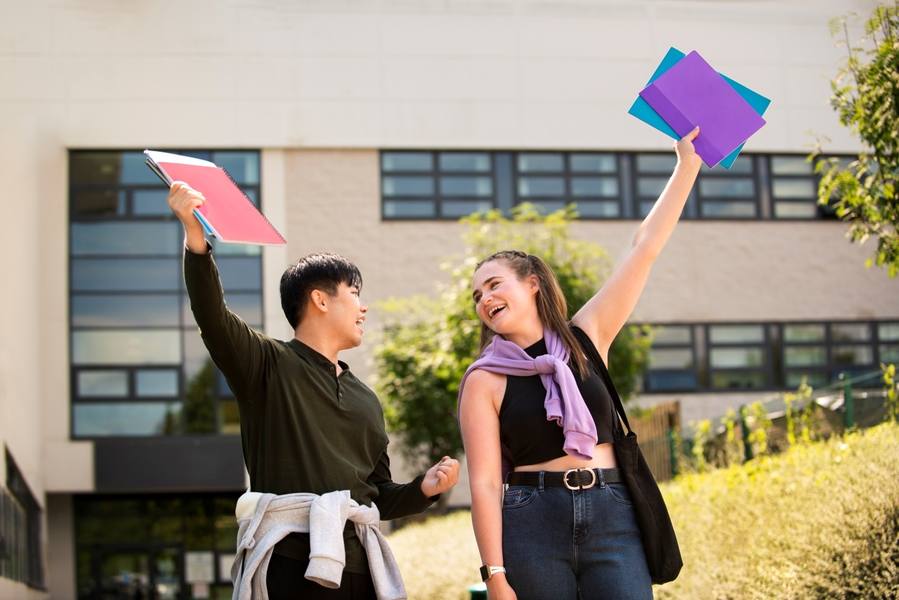 wp-0b75f404633b4828-college-students-cramming-outdoor