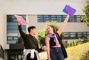wp-0b75f404633b4828-college-students-cramming-outdoor