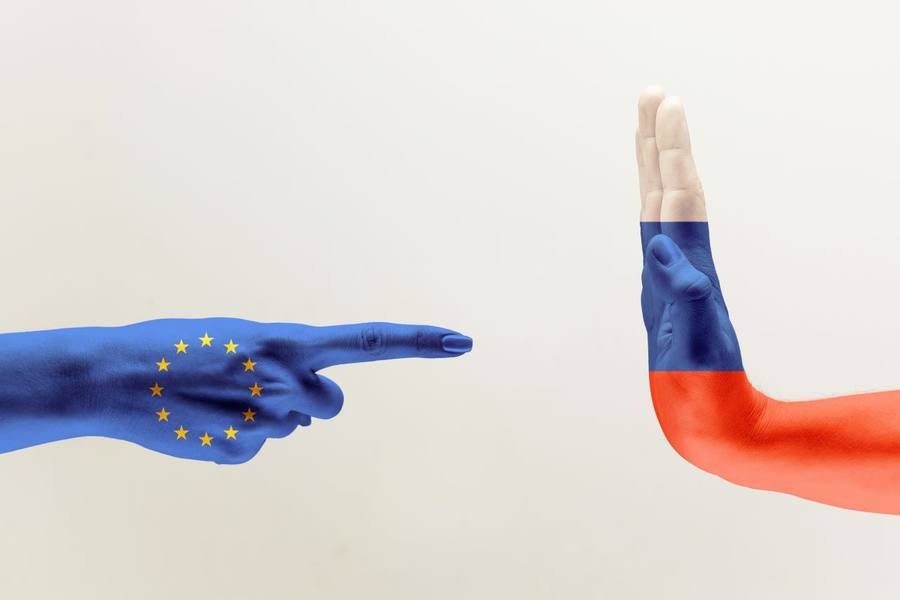 wp-114cf929b093a8cc-confrontation-countries-disagreement-female-male-hands-colored-flags-european-un