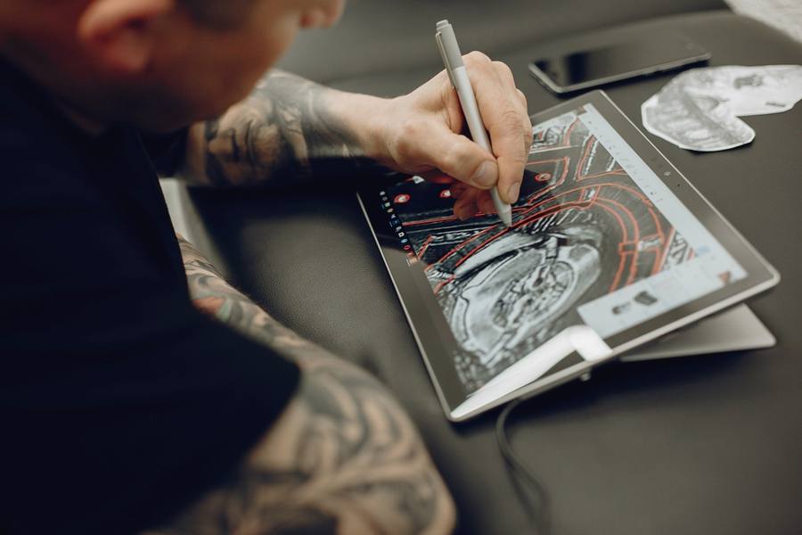 wp-1267e6b235b4e7b5-man-drawing-sketch-tablet