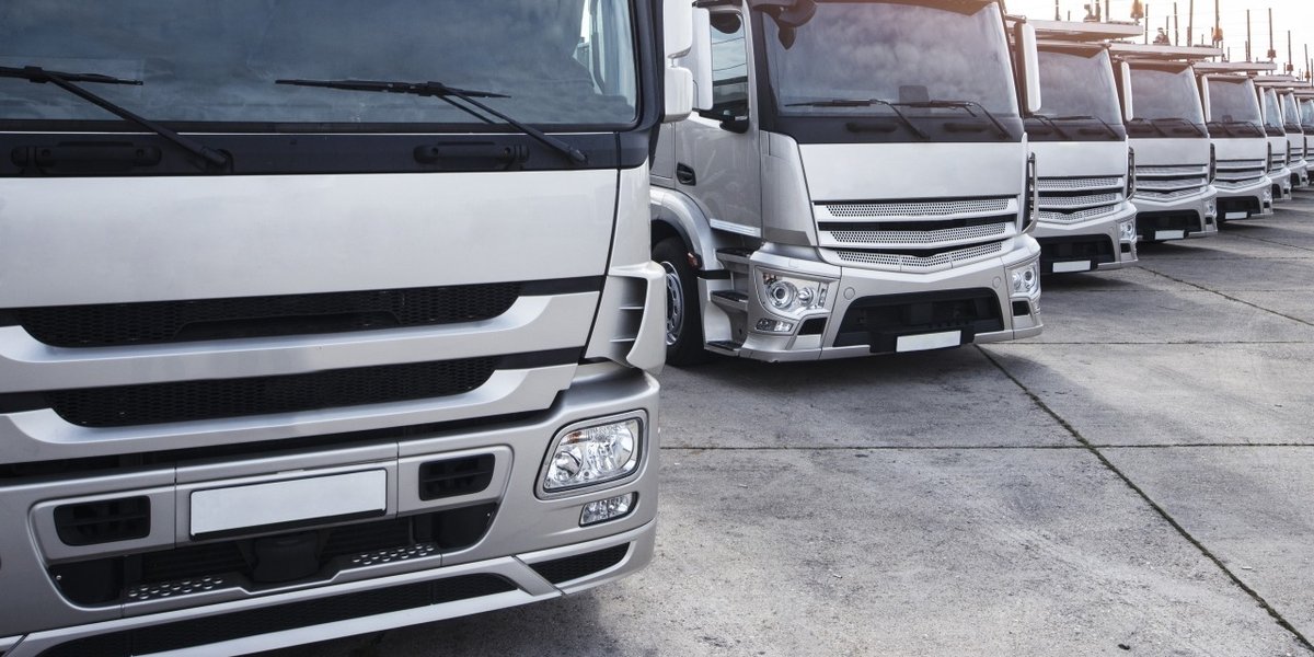 wp-2c091776f5d1bf9c-group-trucks-parked-row