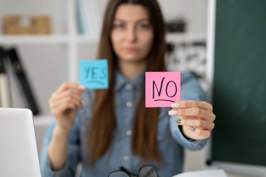 wp-31e65dff6af771d2-medium-shot-blurry-woman-holding-post-its