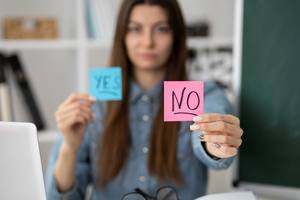 wp-31e65dff6af771d2-medium-shot-blurry-woman-holding-post-its