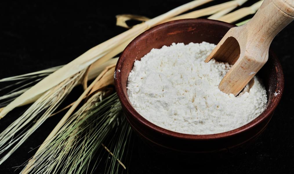 wp-351b40877672e5e5-flour-bowl-with-wheat-dark-table-close-up