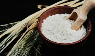 wp-351b40877672e5e5-flour-bowl-with-wheat-dark-table-close-up