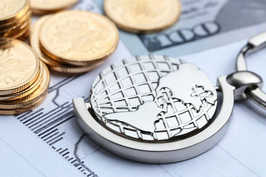 wp-3cf79456c3fa8068-coins-paper-money-globe-white-statistic-form-background