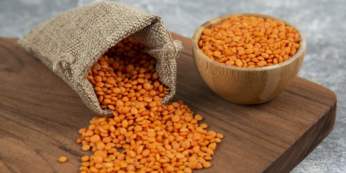 wp-41993a2a59729184-bowl-sackcloth-red-raw-lentils-wooden-board