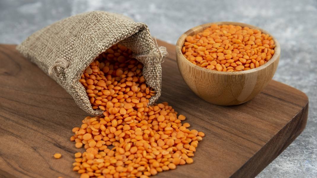 wp-41993a2a59729184-bowl-sackcloth-red-raw-lentils-wooden-board