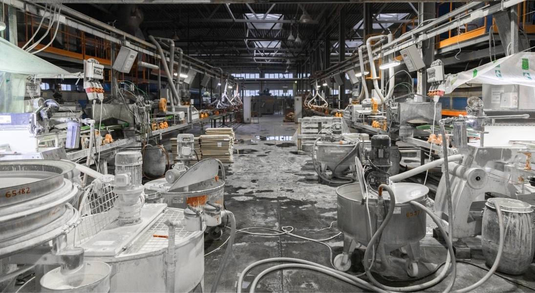 wp-4b6efd9e67bf26fc-concrete-mixing-tank-factory-dusty-machines-other-tools-sand-concrete-processing