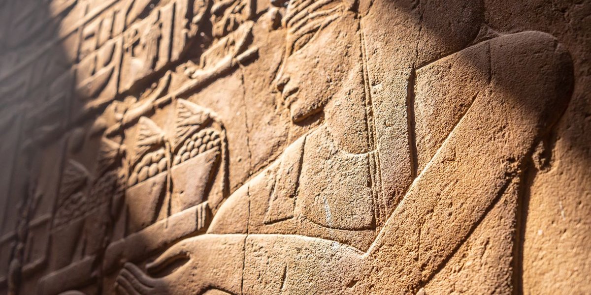 wp-6075e7122a11a2bf-closeup-engravings-walls-luxor-temple-egypt