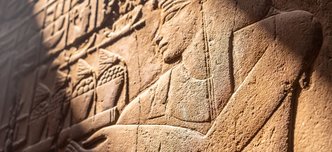 wp-6075e7122a11a2bf-closeup-engravings-walls-luxor-temple-egypt