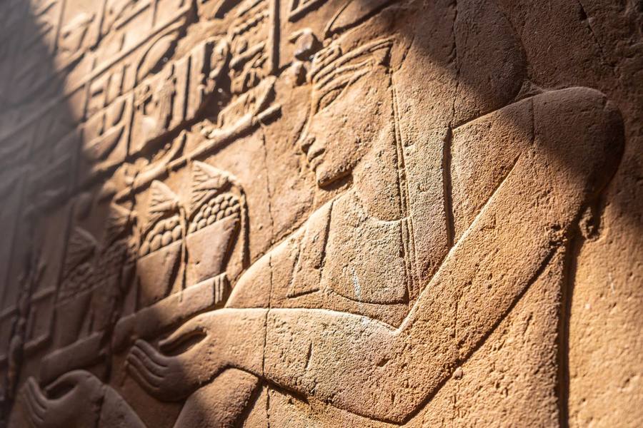 wp-6075e7122a11a2bf-closeup-engravings-walls-luxor-temple-egypt