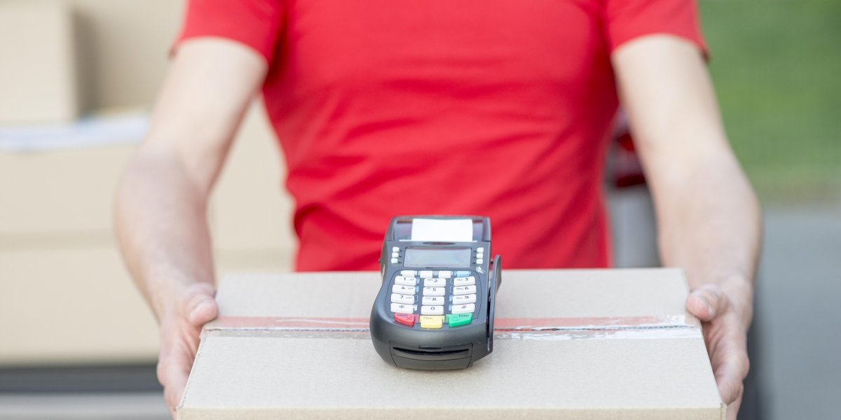 wp-619793670407c7b8-close-up-guy-holding-box-pos-machine