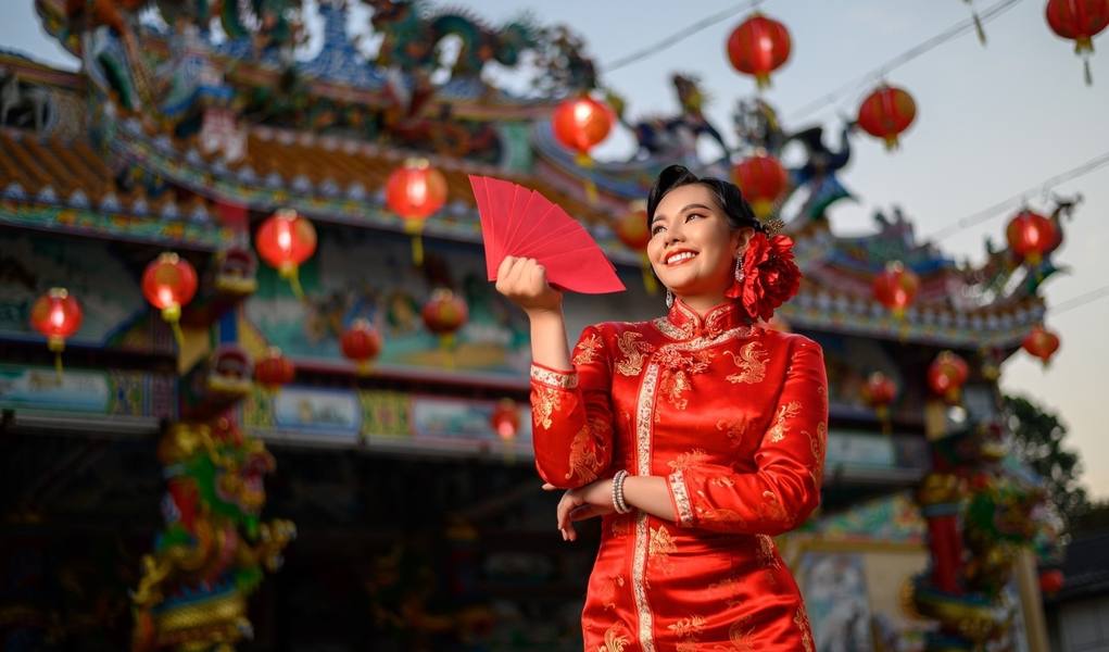 wp-624b7aa318b670c9-portrait-asian-beautiful-woman-wearing-cheongsam-smiling-holding-red-envelopes-f