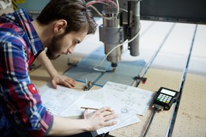 wp-633c62a91e138c84-engineer-sketching