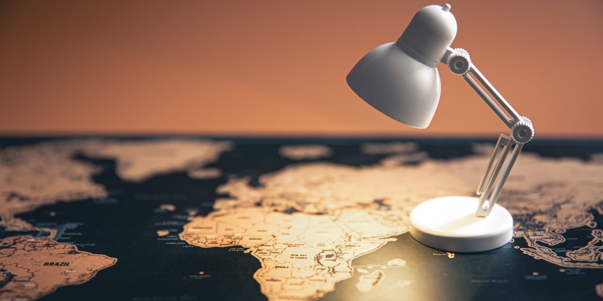 wp-64789fa0e27a7418-small-table-lamp-world-map-copy-space