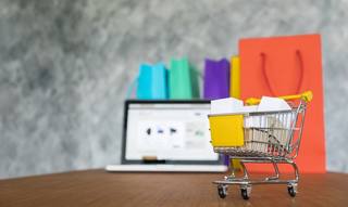 wp-68a8c0875587b859-laptop-shopping-bags-online-shopping-concept