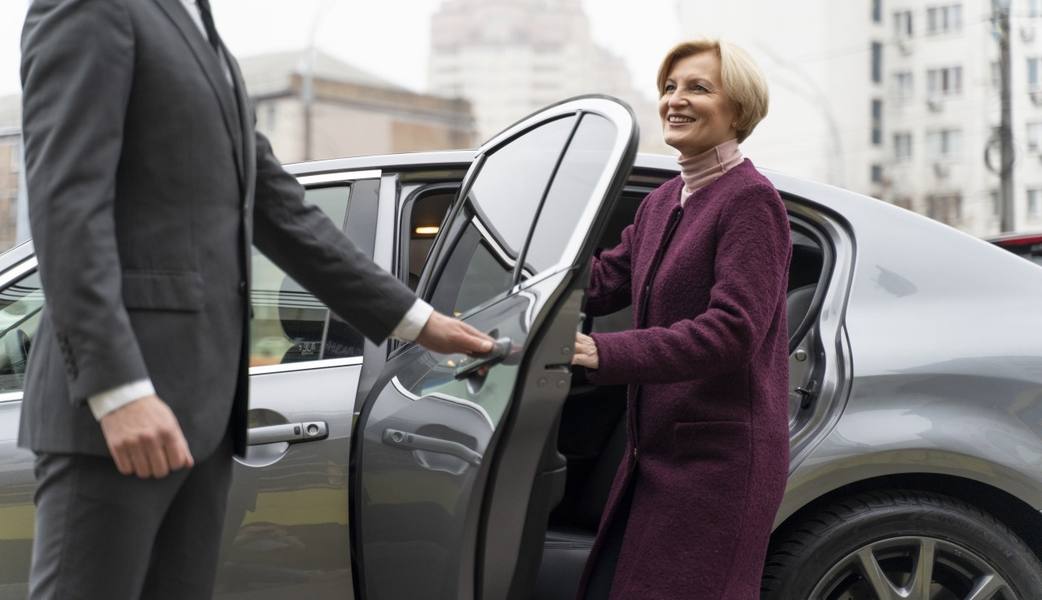wp-6c522d149d6e4ccb-taxi-driver-female-client-interacting-formal-way