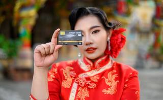wp-6ccdfcbb0efc115b-selective-focus-credit-card-hand-asian-beautiful-woman-wearing-cheongsam-smiling
