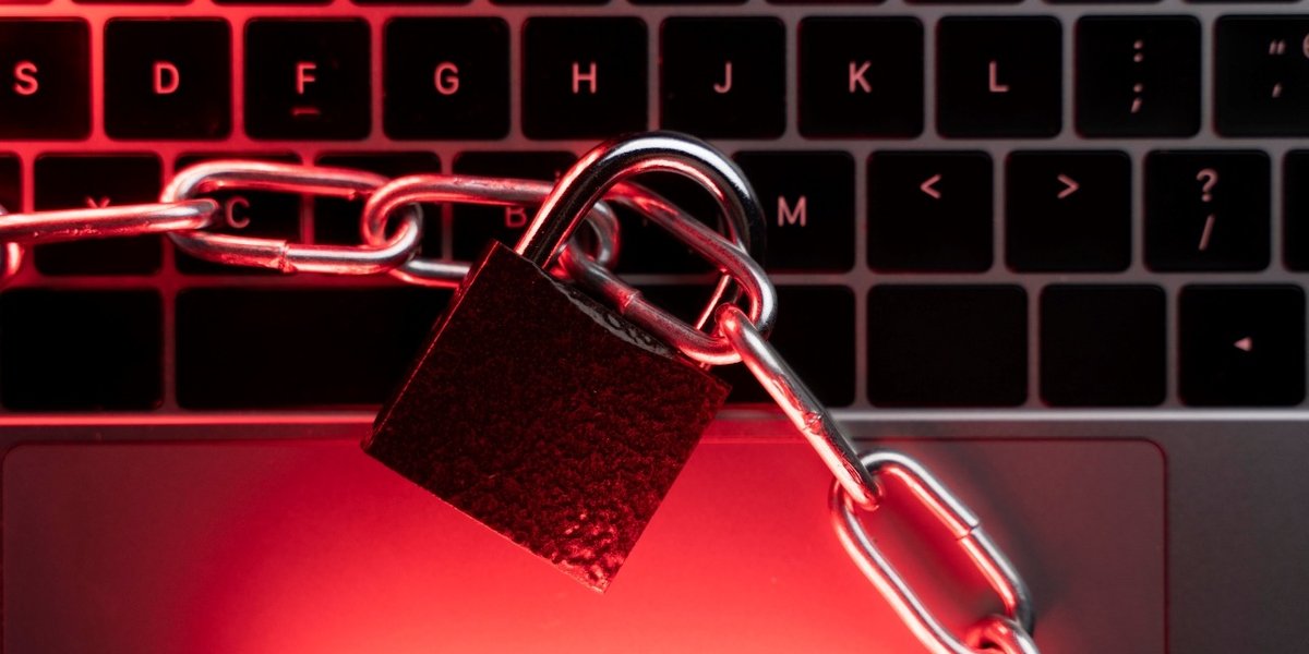 wp-6d39e275b57e5a0e-close-up-laptop-with-lock-chain