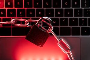 wp-6d39e275b57e5a0e-close-up-laptop-with-lock-chain