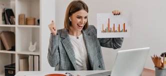 wp-6f7c525cfeaf15a4-close-up-portrait-happy-business-woman-stylish-outfit-girl-high-spirits-demonstr