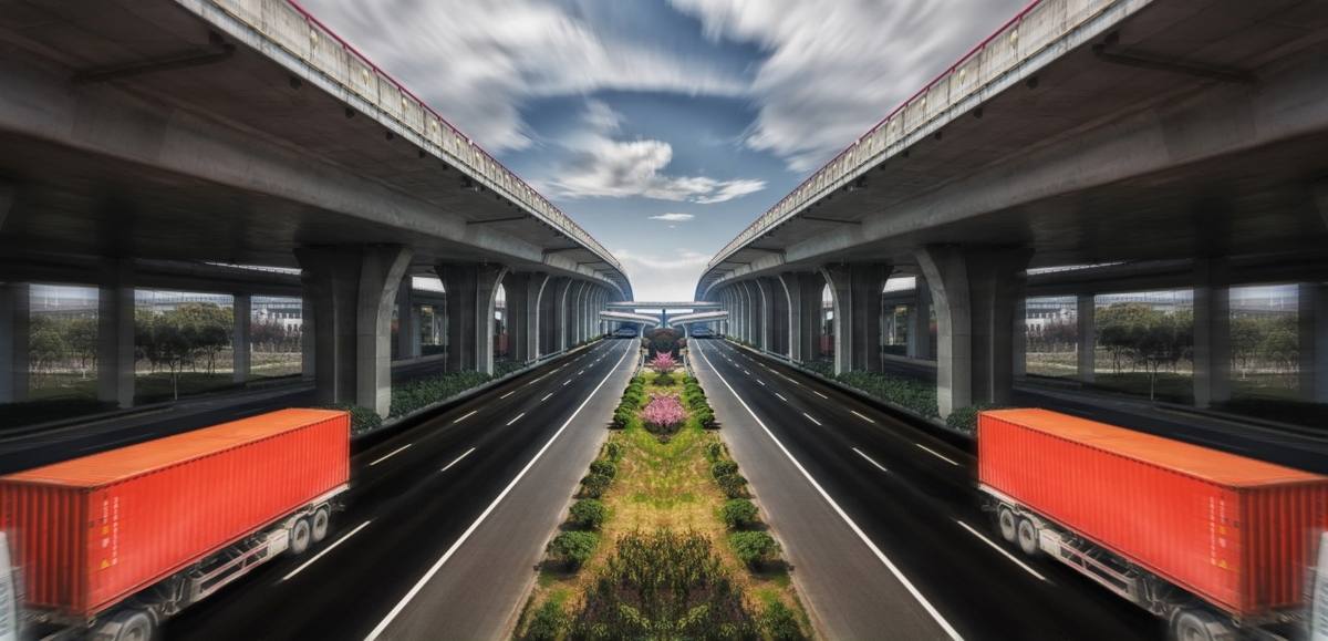 wp-7570371409b7bb7f-orange-trucks-road