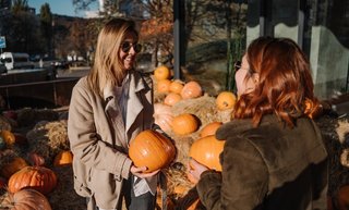 wp-7bef7a7c52d4a4c9-girls-holds-pumpkins-hands