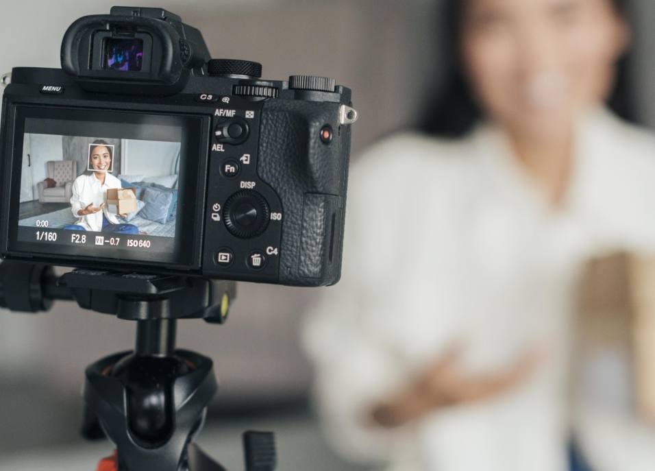 wp-7f8547a2f1533006-blurry-woman-live-streaming-home