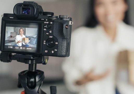 wp-7f8547a2f1533006-blurry-woman-live-streaming-home