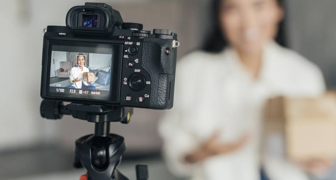 wp-7f8547a2f1533006-blurry-woman-live-streaming-home
