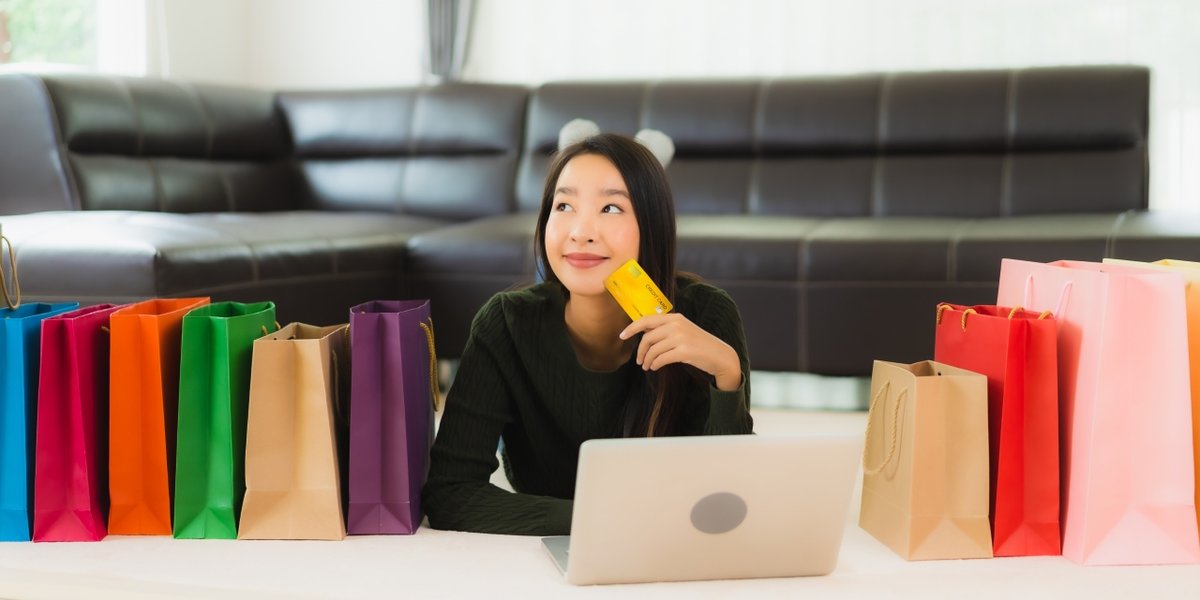 wp-7fa104801632c785-portrait-beautiful-young-asian-woman-with-shopping-bag-credit-card