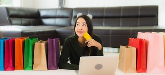 wp-7fa104801632c785-portrait-beautiful-young-asian-woman-with-shopping-bag-credit-card