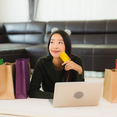 wp-7fa104801632c785-portrait-beautiful-young-asian-woman-with-shopping-bag-credit-card