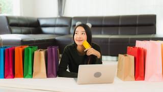 wp-7fa104801632c785-portrait-beautiful-young-asian-woman-with-shopping-bag-credit-card
