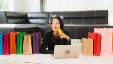 wp-7fa104801632c785-portrait-beautiful-young-asian-woman-with-shopping-bag-credit-card