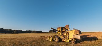 wp-83a4f00ab0cd0c80-beautiful-shot-harvester-machinery-farm-with-blue-sky-background