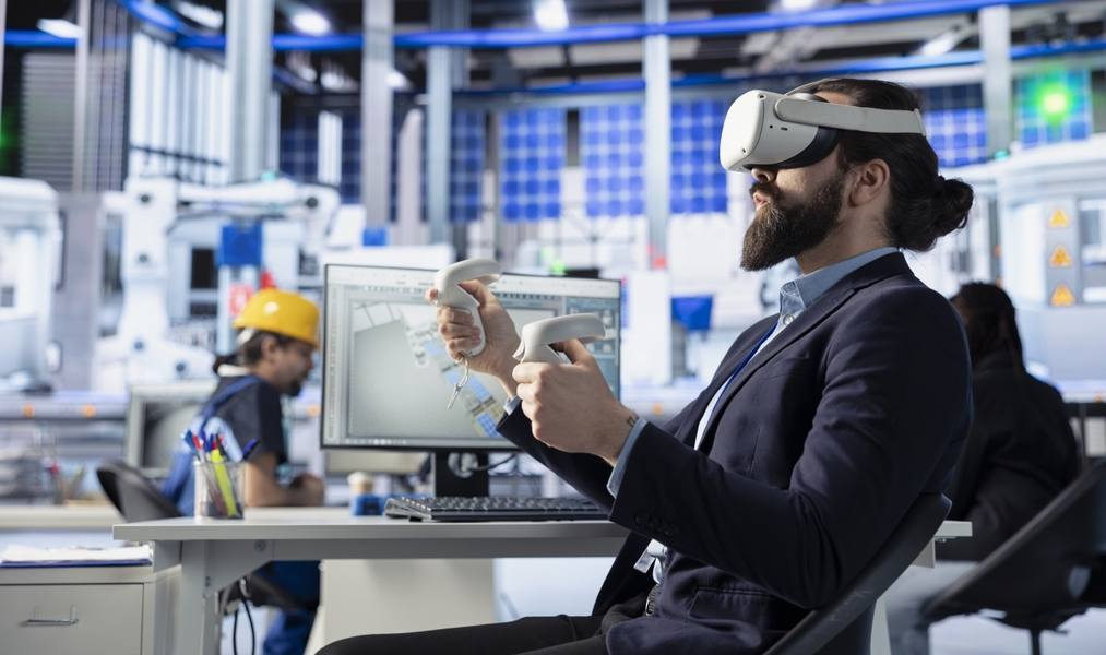 wp-8bc86e93467d328b-solar-panels-plant-worker-uses-vr-workflow-enhancement