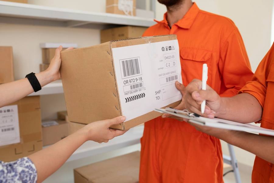 wp-8d3d765853454db5-close-up-hands-handing-delivery-boxes-courier