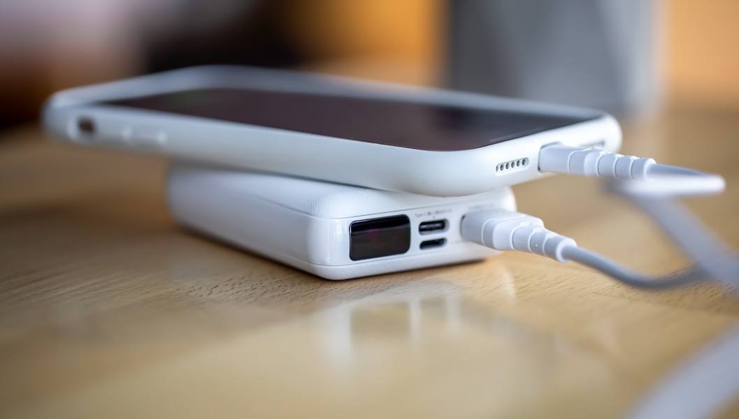 wp-9a82ebbb9cb518d4-smartphone-is-charged-from-small-white-power-bank-via-cord-close-up